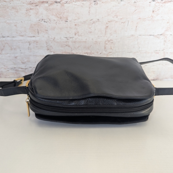 VTG Cole Haan Black Pebbled Leather Camera Bag - Minimalist Crossbody - Gold Har - Picture 9 of 16